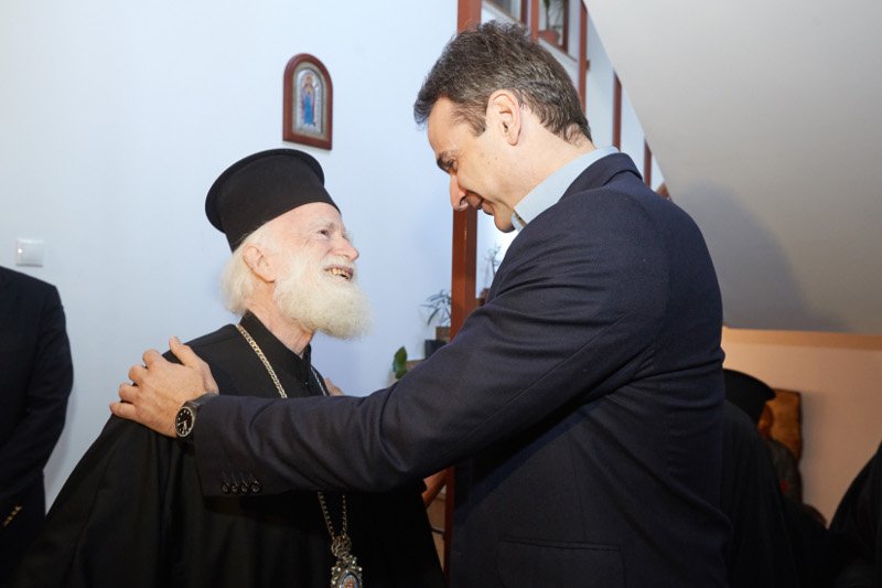 Στο Ηράκλειο ο Μητσοτάκης: Του είπαν μαντινάδες, τον κέρασαν ρακές [εικόνες] | iefimerida.gr 7