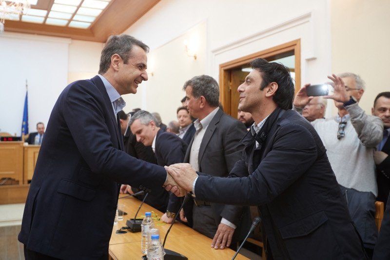 Στο Ηράκλειο ο Μητσοτάκης: Του είπαν μαντινάδες, τον κέρασαν ρακές [εικόνες] | iefimerida.gr 3