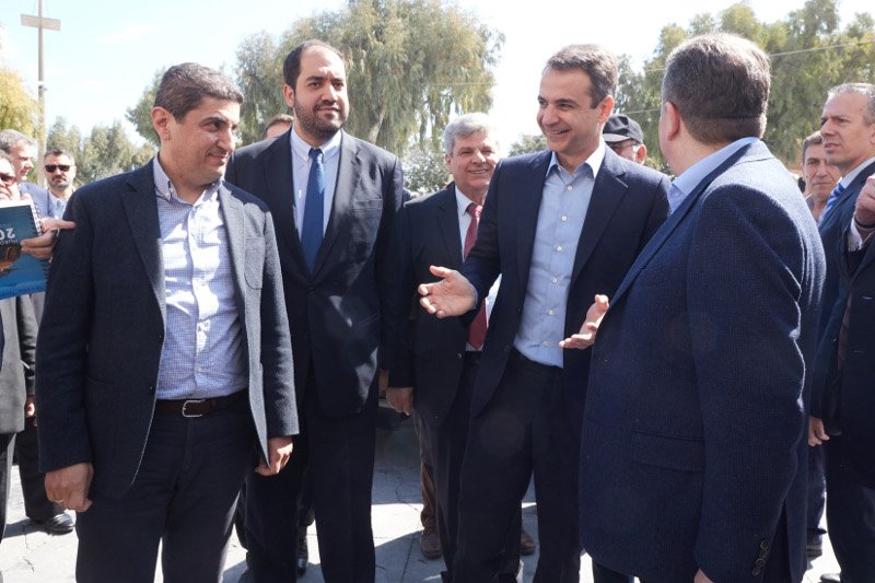 Στο Ηράκλειο ο Μητσοτάκης: Του είπαν μαντινάδες, τον κέρασαν ρακές [εικόνες] | iefimerida.gr 1