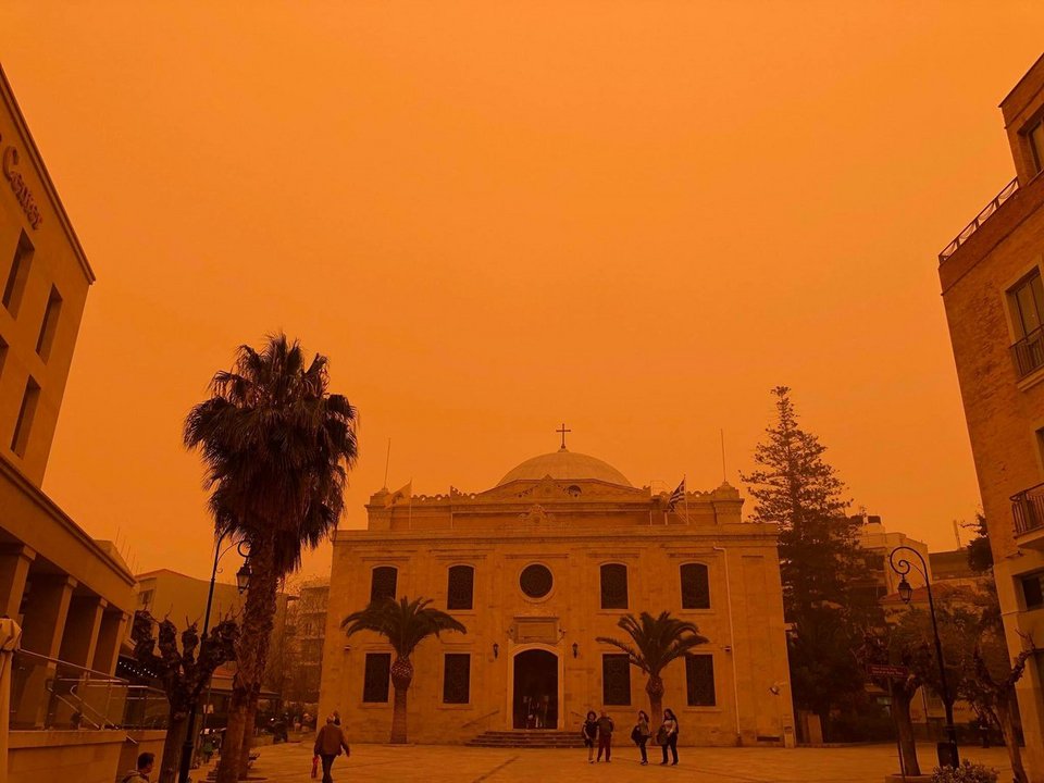 Πρωτοφανείς εικόνες: «Πνίγηκε» η Κρήτη από την αφρικανική σκόνη -Εφτασε μέχρι την Ηλεία [εικόνες & βίντεο] | iefimerida.gr 15