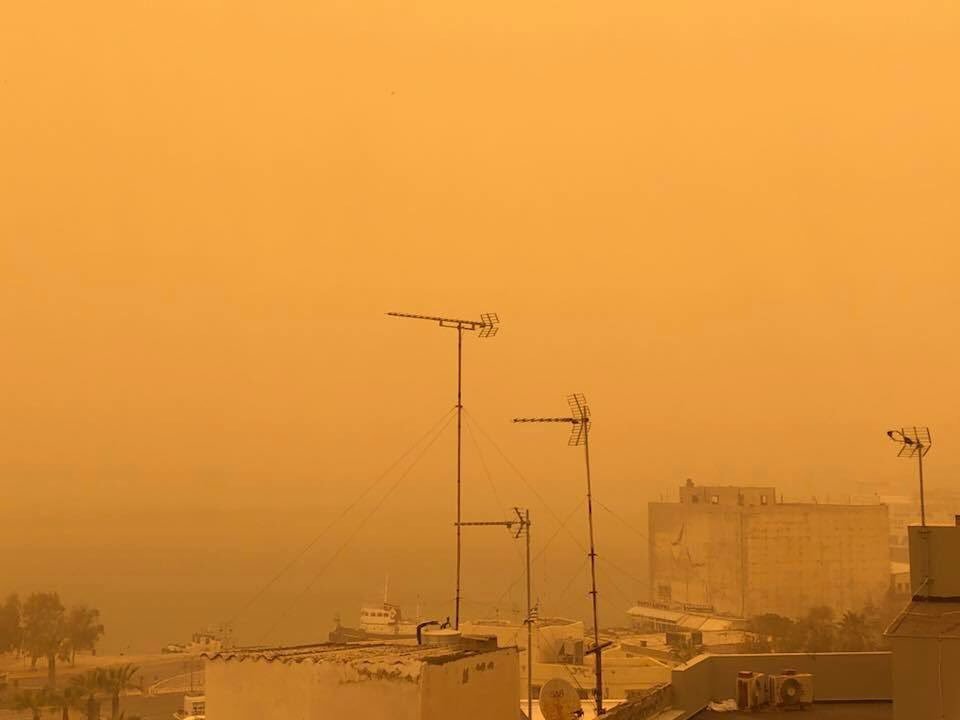 Πρωτοφανείς εικόνες: «Πνίγηκε» η Κρήτη από την αφρικανική σκόνη -Εφτασε μέχρι την Ηλεία [εικόνες & βίντεο] | iefimerida.gr 17