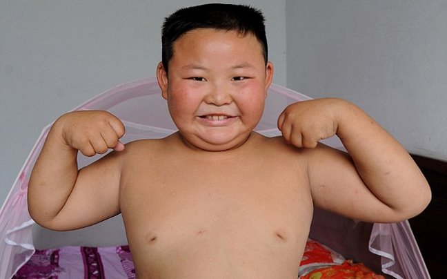 Υπερφυσικός πιτσιρικάς σέρνει μόνος του ολόκληρο αυτοκίνητο [εικόνες] | iefimerida.gr 0