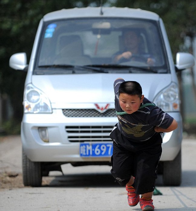 Υπερφυσικός πιτσιρικάς σέρνει μόνος του ολόκληρο αυτοκίνητο [εικόνες] | iefimerida.gr 1