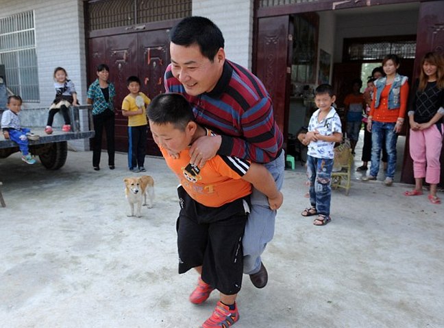 Υπερφυσικός πιτσιρικάς σέρνει μόνος του ολόκληρο αυτοκίνητο [εικόνες] | iefimerida.gr 2