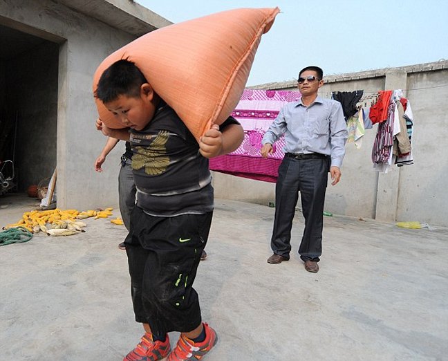 Υπερφυσικός πιτσιρικάς σέρνει μόνος του ολόκληρο αυτοκίνητο [εικόνες] | iefimerida.gr 3