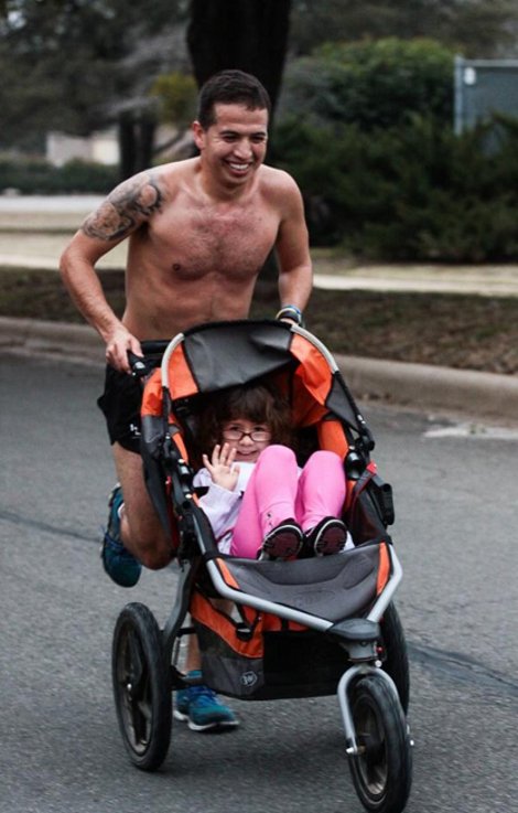 Η συγκλονιστική ιστορία καρκινοπαθή που κέρδισε μαραθώνιο σπρώχνοντας την κόρη του με καροτσάκι [εικόνες&βίντεο] | iefimerida.gr 0