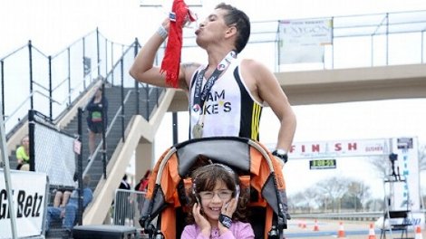 Η συγκλονιστική ιστορία καρκινοπαθή που κέρδισε μαραθώνιο σπρώχνοντας την κόρη του με καροτσάκι [εικόνες&βίντεο] | iefimerida.gr 1