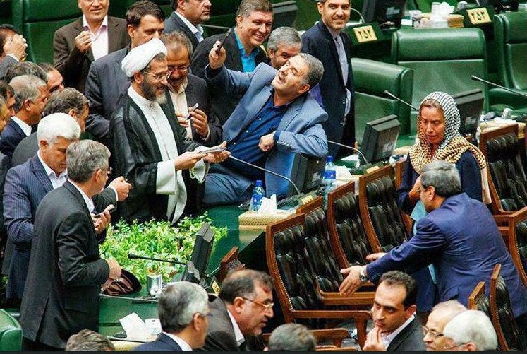 Γελοιοποιήθηκαν Ιρανοί βουλευτές για μία σέλφι με τη Μογκερίνι: Σαν τους 7 νάνους [εικόνες] | iefimerida.gr 1