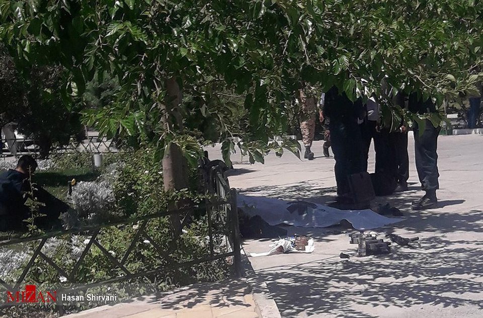 Γυναίκα ήταν η καμικάζι στο Ιράν -Η στιγμή που ανατινάζεται στο μαυσωλείο του Χομεϊνί [βίντεο] | iefimerida.gr 3