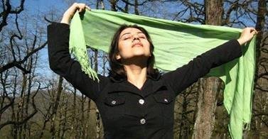 Οι Ιρανές πετούν τα τσαντόρ τους σε μια ιστοσελίδα στο Facebook -Φωτογραφίζονται με το κεφάλι ακάλυπτο [εικόνες] | iefimerida.gr 1