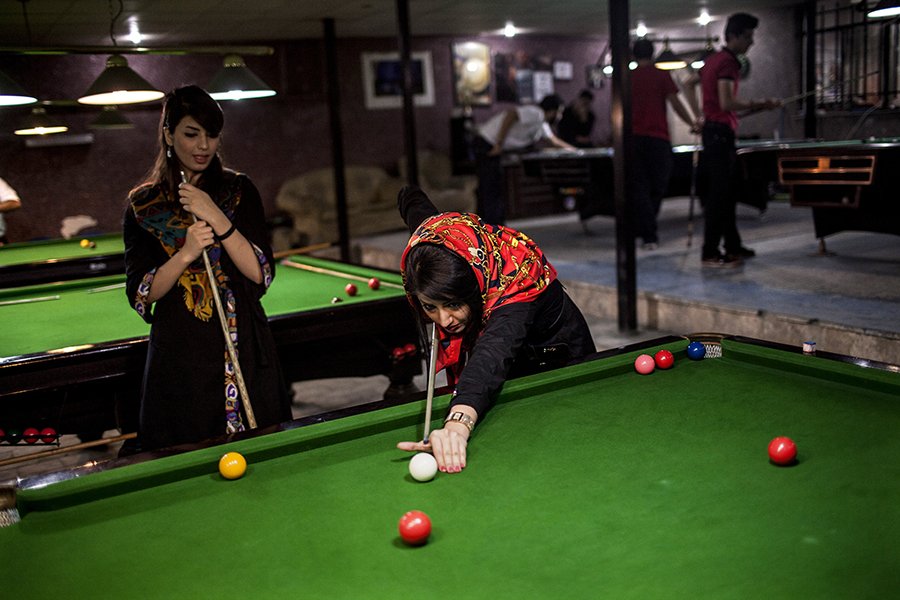 Η αθέατη πλευρά του Ιράν -Γυναίκες καπνίζουν, χορεύουν, δοκιμάζουν εσώρουχα και φλερτάρουν χωρίς μπούργκα [εικόνες] | iefimerida.gr 1