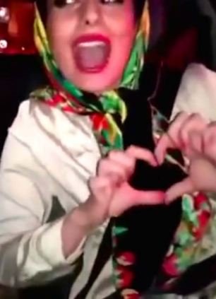 Ιράν: Δύο κορίτσια χορεύουν καραόκε ενώ οδηγούν και το αυτοκίνητο συντρίβεται [βίντεο & εικόνες] | iefimerida.gr 2