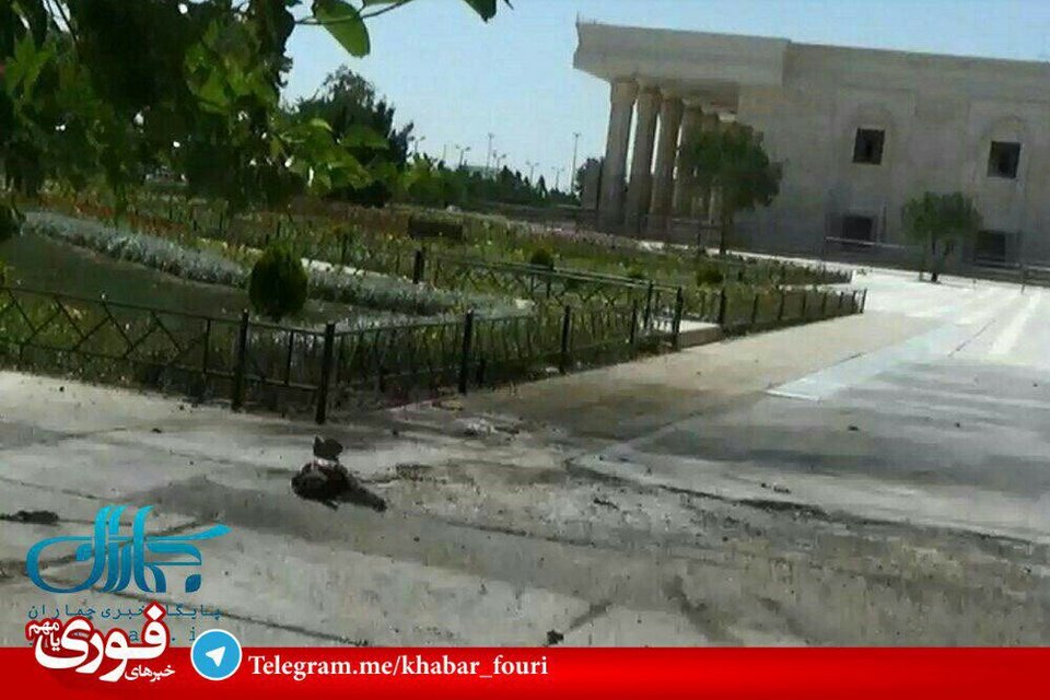 Γυναίκα ήταν η καμικάζι στο Ιράν -Η στιγμή που ανατινάζεται στο μαυσωλείο του Χομεϊνί [βίντεο] | iefimerida.gr 2