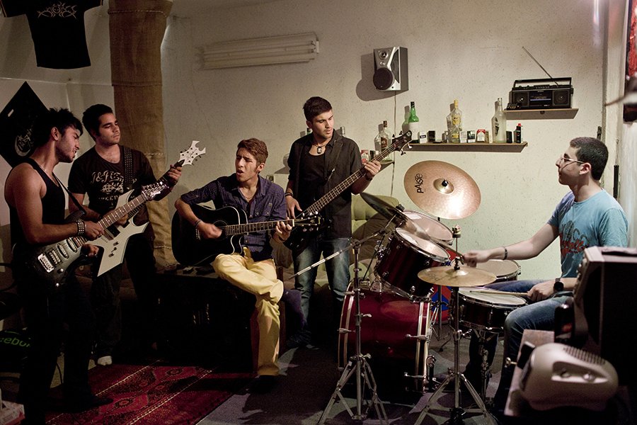 Η αθέατη πλευρά του Ιράν -Γυναίκες καπνίζουν, χορεύουν, δοκιμάζουν εσώρουχα και φλερτάρουν χωρίς μπούργκα [εικόνες] | iefimerida.gr 3