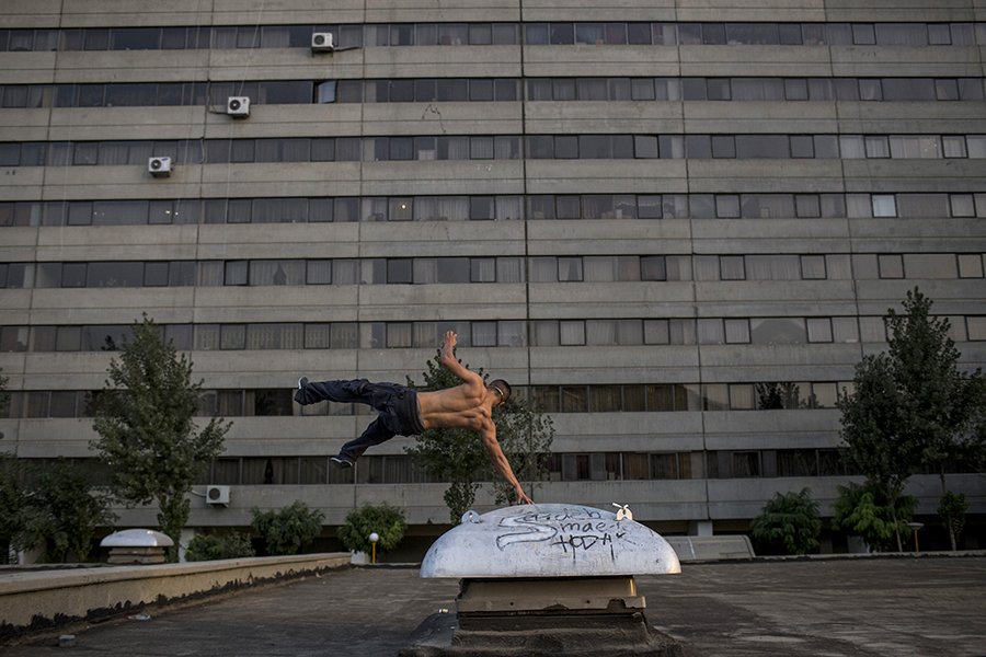 Η αθέατη πλευρά του Ιράν -Γυναίκες καπνίζουν, χορεύουν, δοκιμάζουν εσώρουχα και φλερτάρουν χωρίς μπούργκα [εικόνες] | iefimerida.gr 5