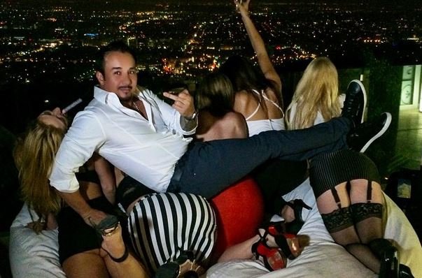 Ιρανός πολυεκατομμυριούχος διεκδικεί την πρώτη θέση στο instagram και ποστάρει όσα δεν φαντάζεστε [εικόνες] | iefimerida.gr 14