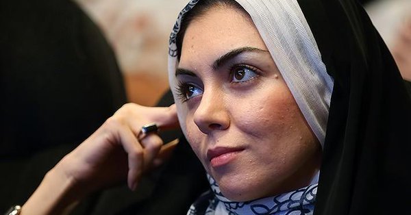 Σάλος στο Ιράν: Παρουσιάστρια χωρίς χιτζάμπ πίνει μπύρες στην Ελβετία [εικόνες] | iefimerida.gr 5