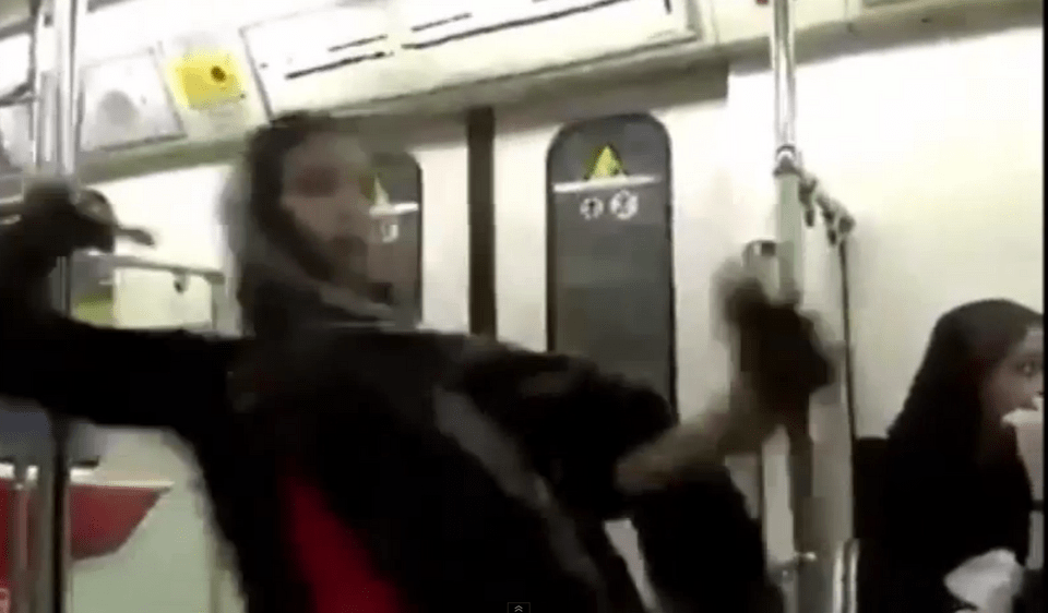 Νεαρή Ιρανή χορεύει ξέφρενα στο μετρό χωρίς μαντίλα - Διαμαρτυρία για τον σεξιστικό νόμο στη χώρα της [εικόνες & βίντεο] | iefimerida.gr 0