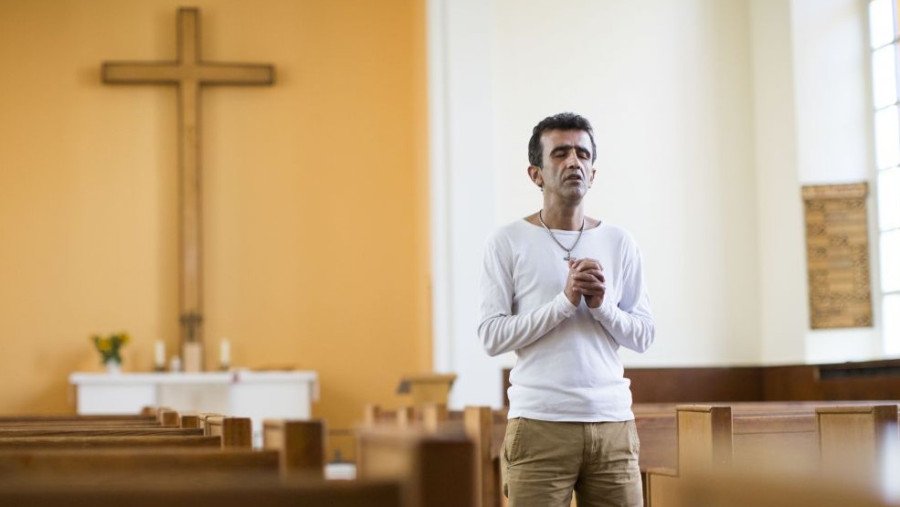 Χιλιάδες μετανάστες στην Ευρώπη ασπάζονται τον Χριστιανισμό για να πάρουν άσυλο [εικόνες] | iefimerida.gr 0
