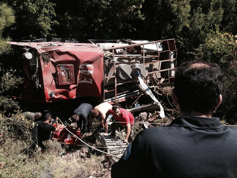 Μυτιλήνη: Ιρανοί μετανάστες έσωσαν πυροσβέστες που έπεσαν σε χαράδρα [εικόνες] | iefimerida.gr 1