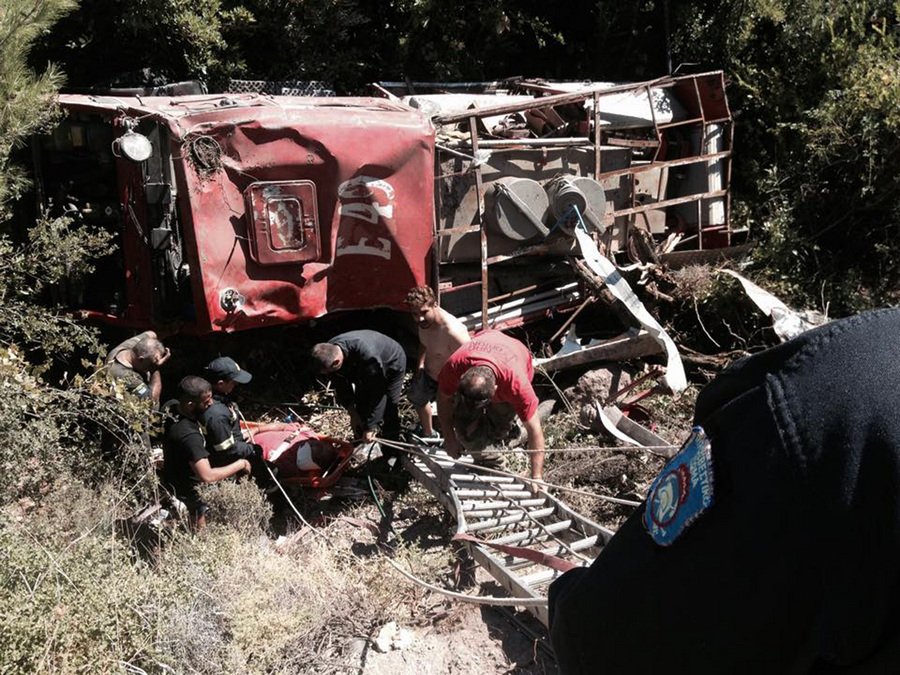 Μυτιλήνη: Ιρανοί μετανάστες έσωσαν πυροσβέστες που έπεσαν σε χαράδρα [εικόνες] | iefimerida.gr 2