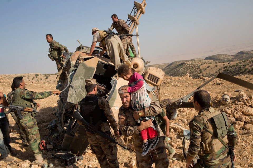 Απόγνωση και θλίψη: Οι φωτογραφίες του TIME από τη συντριβή ελικοπτέρου στο Ιράκ [εικόνες] | iefimerida.gr 0