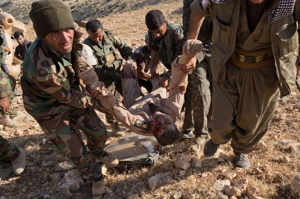 Απόγνωση και θλίψη: Οι φωτογραφίες του TIME από τη συντριβή ελικοπτέρου στο Ιράκ [εικόνες] | iefimerida.gr 2