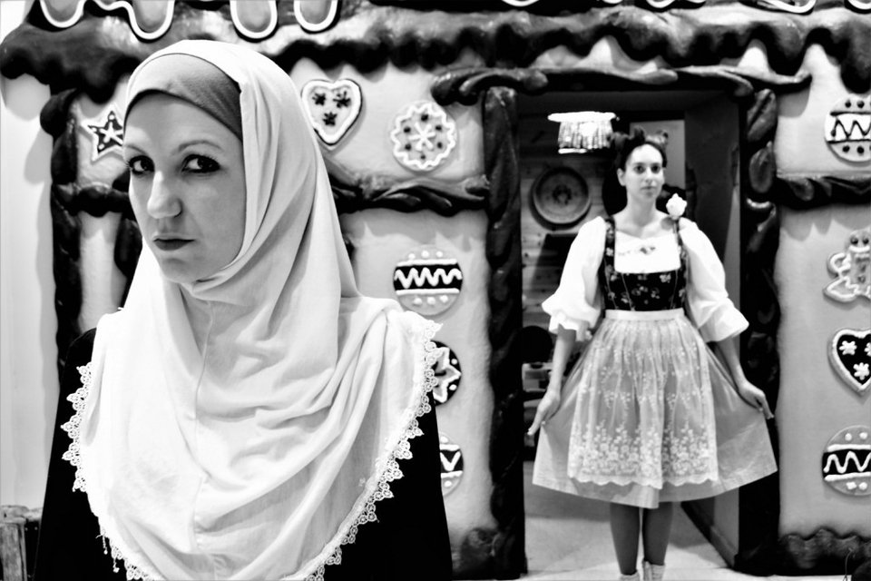 Παράσταση-γροθιά: Ιρακινές αφηγούνται τη ζωή τους στον πόλεμο [εικόνες]  | iefimerida.gr 1