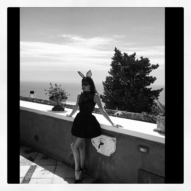 Η Irina Shayk ευχήθηκε καλό Πάσχα με εσώρουχα & φορώντας μία μάσκα λαγουδάκι [εικόνες] | iefimerida.gr 1