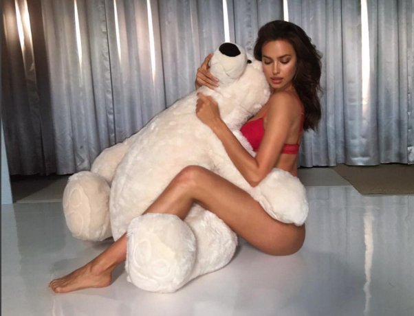 Η Ιρίνα Σάικ με εσώρουχα ξανά στο Instagram -Αγκαλιά με έναν αρκούδο [εικόνα] | iefimerida.gr 0