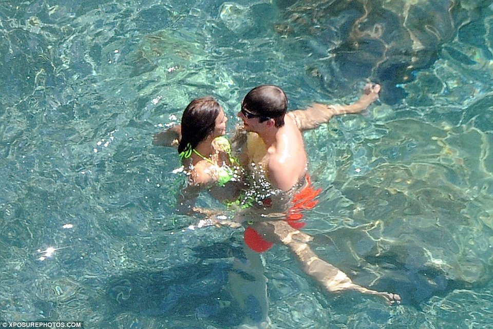 Ιρίνα Σάικ και Μπράντλεϊ Κούπερ σε νέες «περιπέτειες» - Το καυτό μπικίνι της Ρωσίδας καλλονής [εικόνες] | iefimerida.gr 11