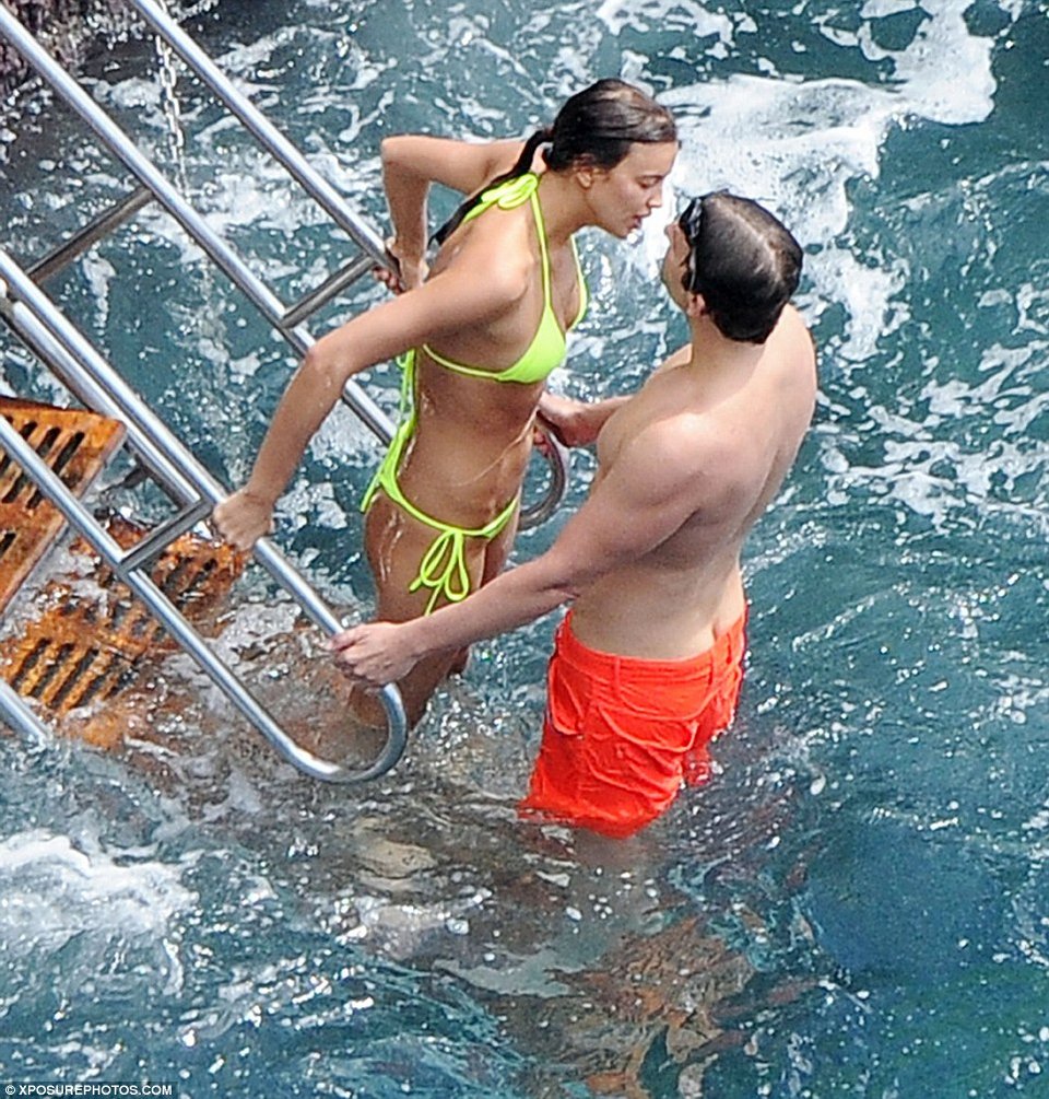 Ιρίνα Σάικ και Μπράντλεϊ Κούπερ σε νέες «περιπέτειες» - Το καυτό μπικίνι της Ρωσίδας καλλονής [εικόνες] | iefimerida.gr 13