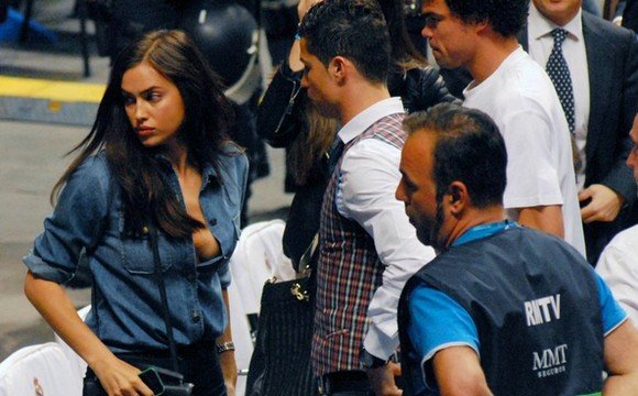 Εκοψε ανάσες η Ιρίνα Σάικ -Είδε μπάσκετ με αβυσσαλέο ντεκολτέ που έβγαζε... μάτια [εικόνες] | iefimerida.gr 0