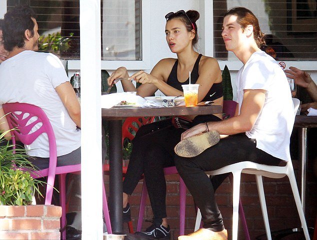 Η Ιρίνα Σάικ άβαφη και απεριποίητη μετά το γυμναστήριο - Μαγεύει η ομορφιά της [εικόνες] | iefimerida.gr 3