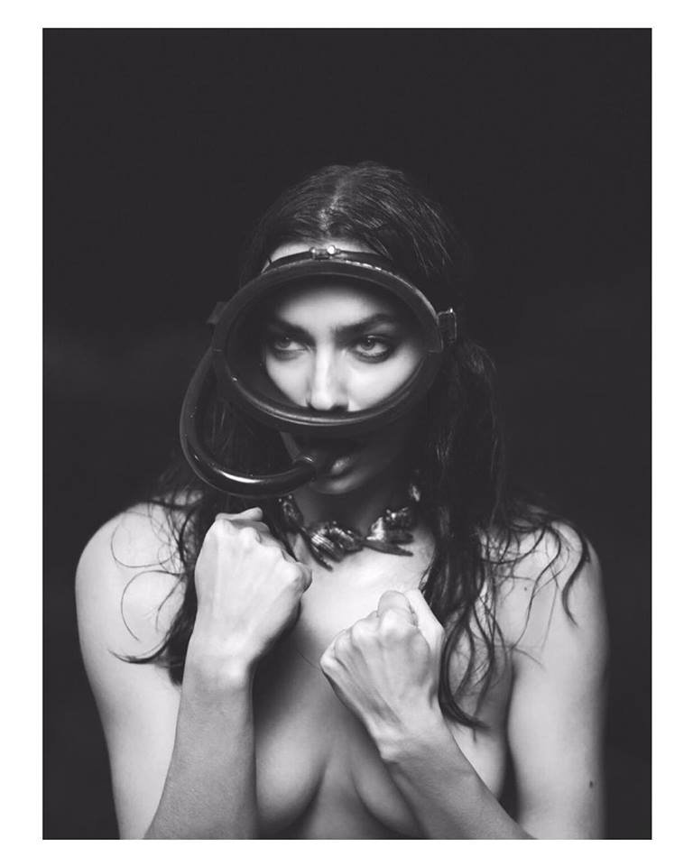 Η Ιρίνα Σάικ καλύπτει το κορμί της μόνο με έναν... ξιφία! [εικόνες] | iefimerida.gr 1