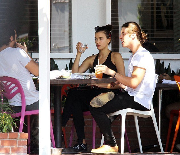 Η Ιρίνα Σάικ άβαφη και απεριποίητη μετά το γυμναστήριο - Μαγεύει η ομορφιά της [εικόνες] | iefimerida.gr 1