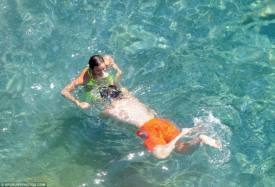 Ιρίνα Σάικ και Μπράντλεϊ Κούπερ σε νέες «περιπέτειες» - Το καυτό μπικίνι της Ρωσίδας καλλονής [εικόνες] | iefimerida.gr 4