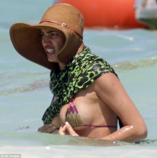 Η Ιρίνα Σάικ με τρία νούμερα μικρότερο μαγιό και χωρίς ρετούς [εικόνες] | iefimerida.gr 3