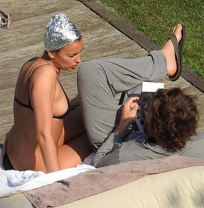 Μία άλλη Ιρίνα Σάικ -Με αλουμινόχαρτο στα μαλλιά και μπουρνούζι [εικόνες] | iefimerida.gr 2