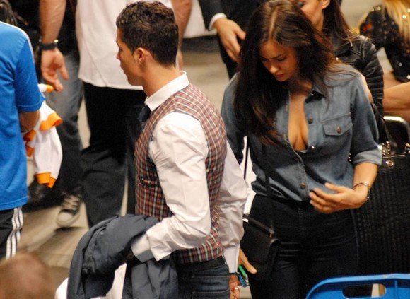 Εκοψε ανάσες η Ιρίνα Σάικ -Είδε μπάσκετ με αβυσσαλέο ντεκολτέ που έβγαζε... μάτια [εικόνες] | iefimerida.gr 5