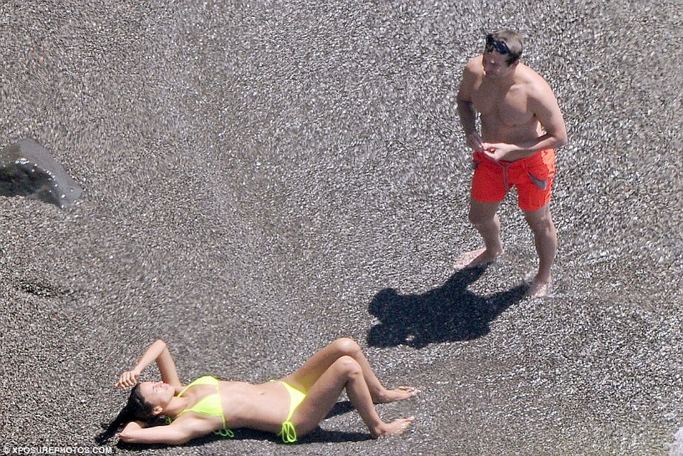 Ιρίνα Σάικ και Μπράντλεϊ Κούπερ σε νέες «περιπέτειες» - Το καυτό μπικίνι της Ρωσίδας καλλονής [εικόνες] | iefimerida.gr 6