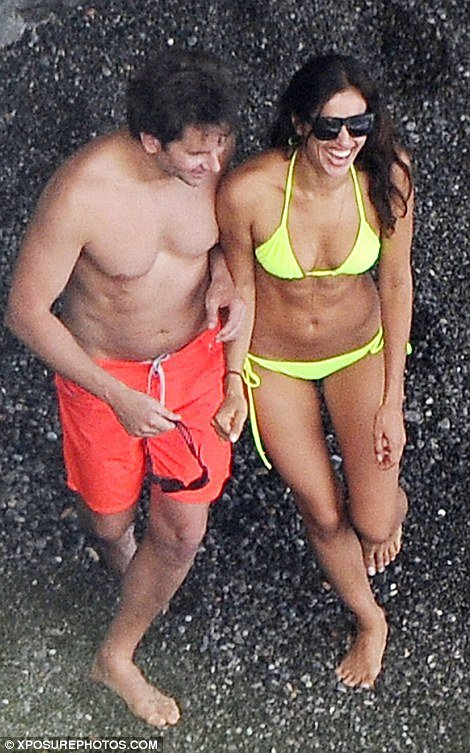 Ιρίνα Σάικ και Μπράντλεϊ Κούπερ σε νέες «περιπέτειες» - Το καυτό μπικίνι της Ρωσίδας καλλονής [εικόνες] | iefimerida.gr 7