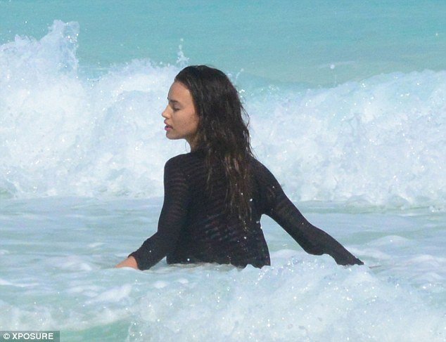 Ιρίνα Σάικ: Γλεντάει τον χωρισμό της από τον Ρονάλντο δαμάζοντας τα κύματα [εικόνες] | iefimerida.gr 7