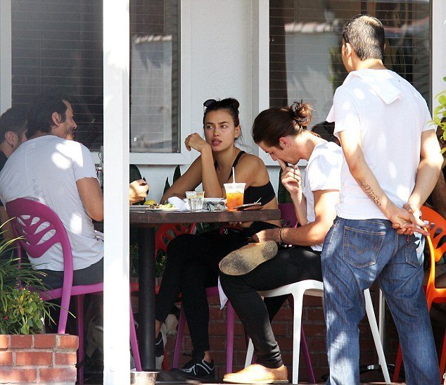 Η Ιρίνα Σάικ άβαφη και απεριποίητη μετά το γυμναστήριο - Μαγεύει η ομορφιά της [εικόνες] | iefimerida.gr 4