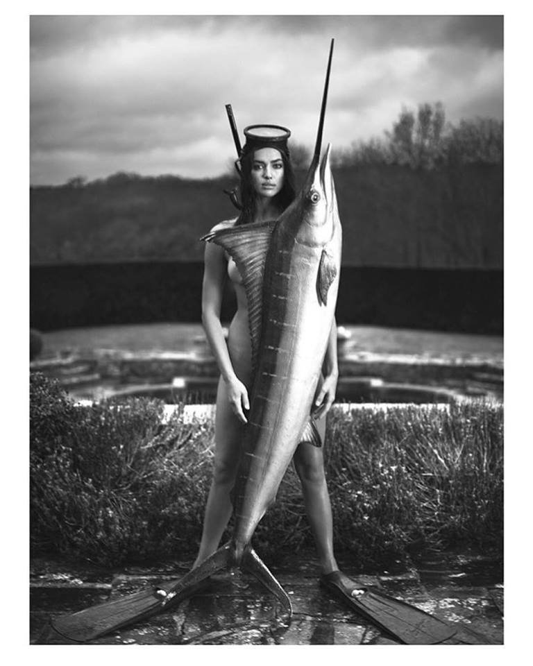 Η Ιρίνα Σάικ καλύπτει το κορμί της μόνο με έναν... ξιφία! [εικόνες] | iefimerida.gr 0