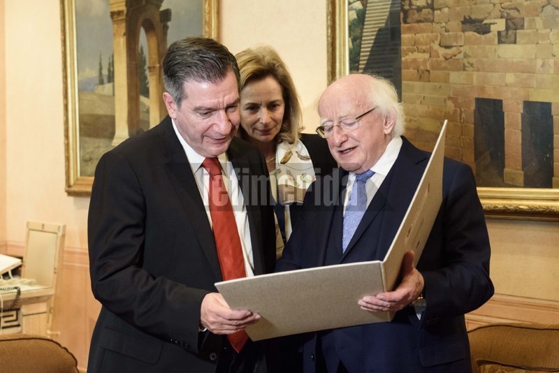 Και ποιητής ο Ιρλανδός Πρόεδρος -Δώρισε την ποιητική του συλλογή στον Καμίνη [εικόνες]   | iefimerida.gr 0