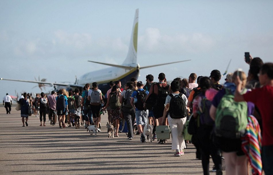 Τυφώνας Ιρμα, η επόμενη μέρα: Μάχες στους δρόμους του Αγίου Μαρτίνου για λίγο φαγητό και νερό -Βιβλική καταστροφή [εικόνες] | iefimerida.gr 0