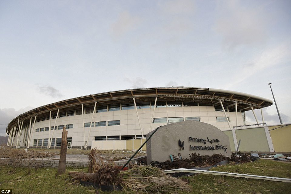 Τυφώνας Ιρμα, η επόμενη μέρα: Μάχες στους δρόμους του Αγίου Μαρτίνου για λίγο φαγητό και νερό -Βιβλική καταστροφή [εικόνες] | iefimerida.gr 1