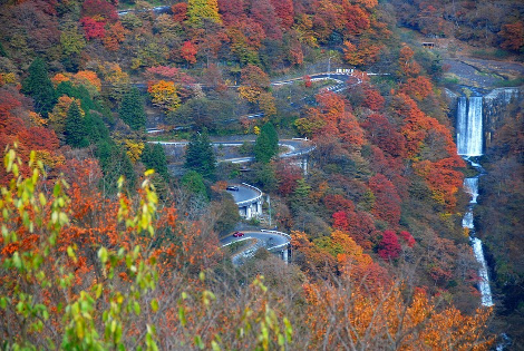 Ενας επιβλητικός δρόμος: Ανεβείτε στην «κατοικία των θεών» ακροβατώντας ανάμεσα σε 48 επικίνδυνες στροφές [εικόνες] | iefimerida.gr 2