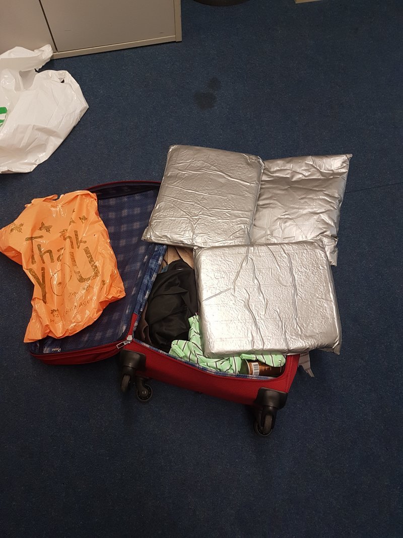 Επιασαν Πακιστανό με 7,5 κιλά ηρωίνη στο «Ελ. Βενιζέλος» [εικόνες] | iefimerida.gr 0